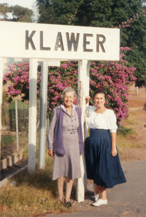 Lyndall Gordon and her mother in Klawer, South Africa